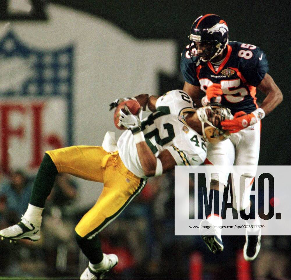 Darren Sharper (Green Bay Packers, li. ) gegen Willie Green (Denver  Broncos) - Y (SBP98012518) Ameri