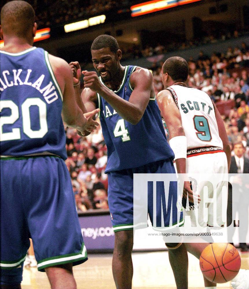 Michael Finley (re.) und Erick Strickland (beide Dallas Mavericks ...