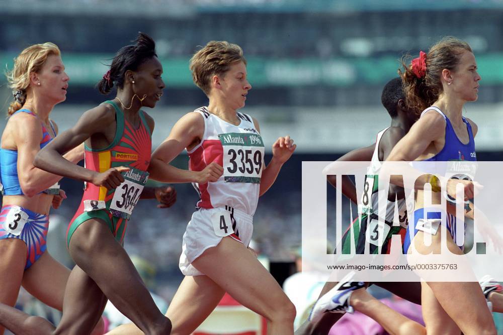 Sylvia Kühnemund (Deutschland, Mitte) im Teilnehmerfeld des 1500m Laufs ...