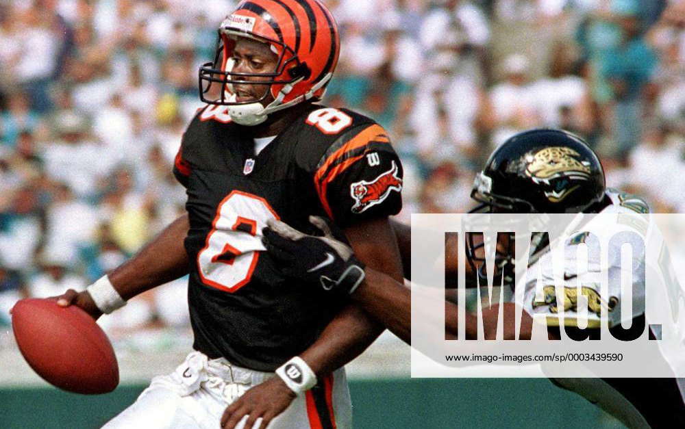 Jeff Blake (Cincinnati Bengals, li.) und Kevin Hardy (Jacksonville Jaguars)  - Y (JAC971005p3) Americ