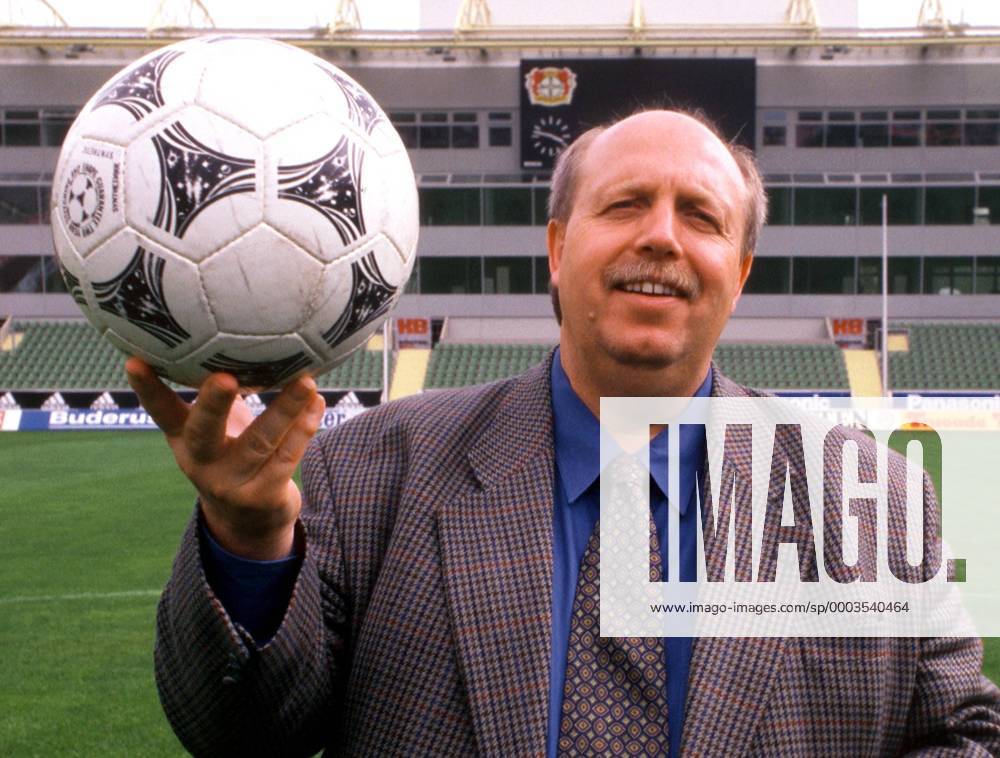 Manager Reiner Calmund Leverkusen mit dem Adidas Questra Ball FuBball 1. BL Herren Saison