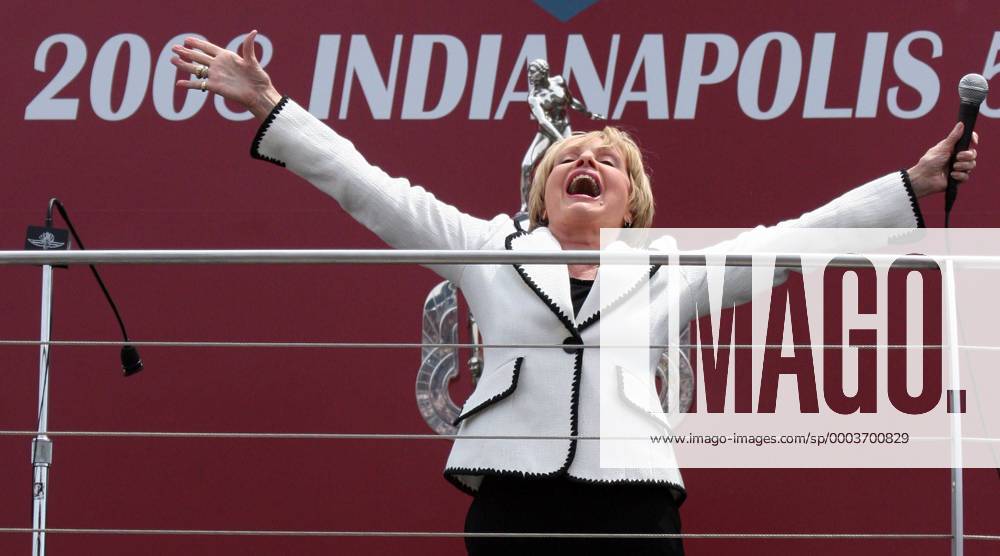 Schauspielerin Florence Henderson (USA) singt anlässlich des Indy 500