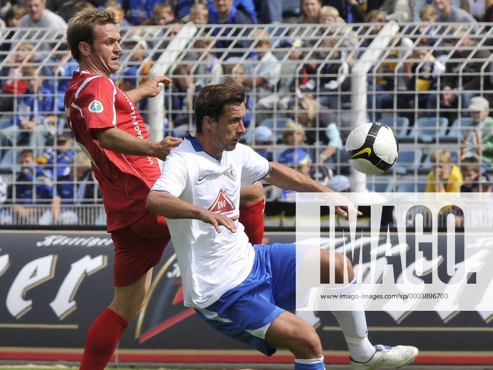 Thorsten Nehrbauer (Emden, li.) gegen Sebastian Hähnge (Jena) Fußball ...