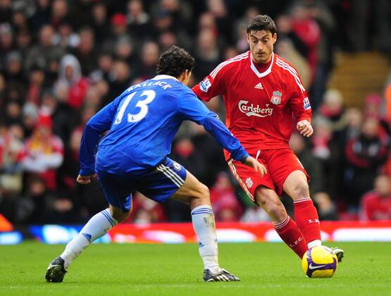 Albert Riera (Liverpool, re.) gegen Michael Ballack (Chelsea) - EDITORIAL USE ONLY. No use with unauthorised audio, video, data, fixture lists, club league logos or live services. Online in-match use limited to 120 images, no video emulation. No use in betting, games or single club league player publications. Fußball Herren English Premier League 2008 2009, 1. Englische Liga, FC Liverpool - FC Chelsea London 2:0 Gruppe Liverpool Dynamik,