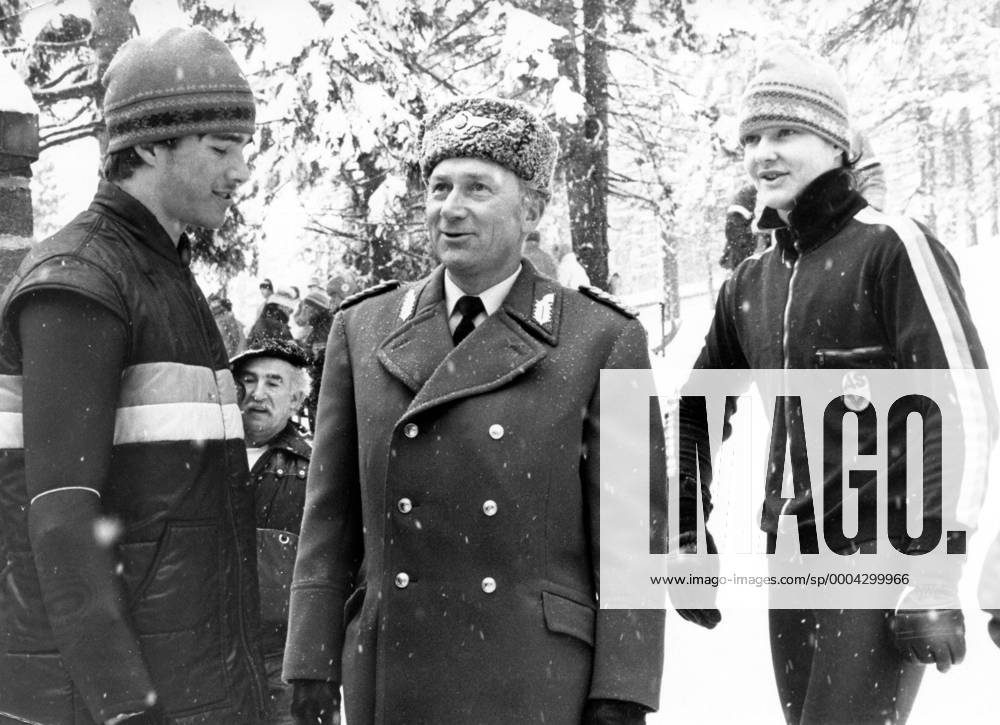 Kosmonaut Sigmund Jähn (DDR, Mitte) mit jungen Rodlern am Rande der ...