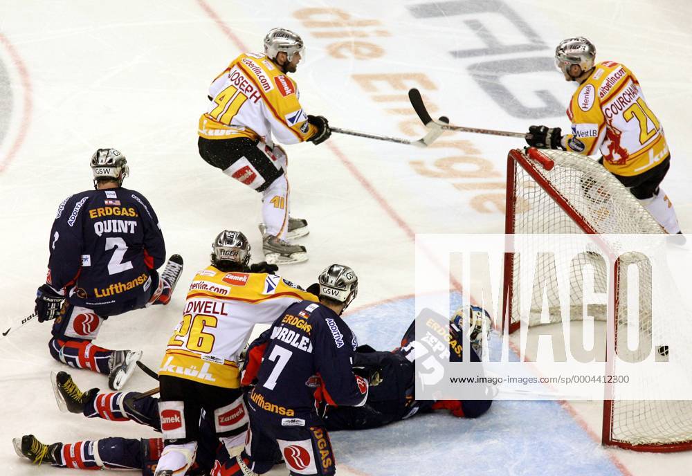 Shane Joseph Roots Cs Adam Courchaine jubelt mit Shane Joseph während Torwart Rob Zepp ...