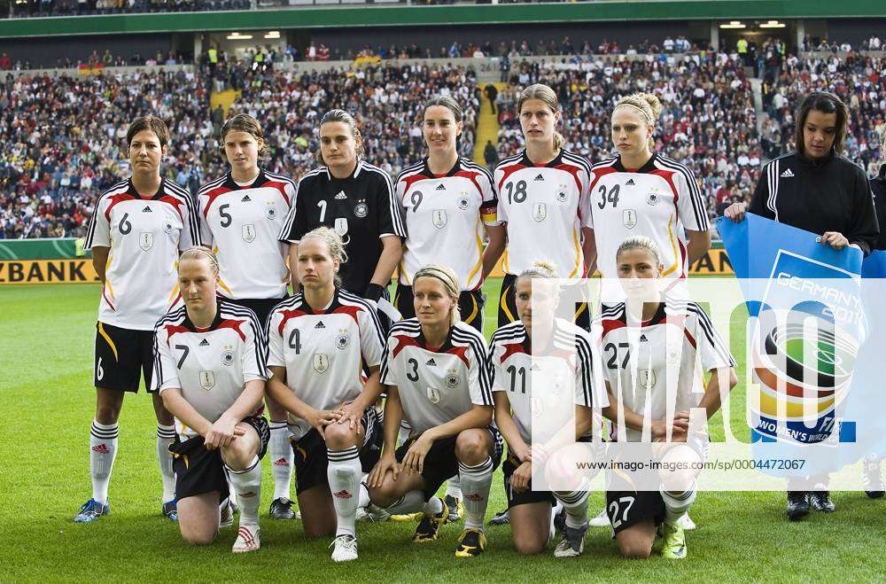 Mannschaftsfoto Deutschland hi.v.li.: Linda Bresonik, Annike Krahn ...