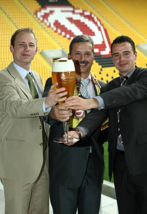 Radeberger wird auch künftig in Dresden ausgeschenkt, v.li.: Lars ...