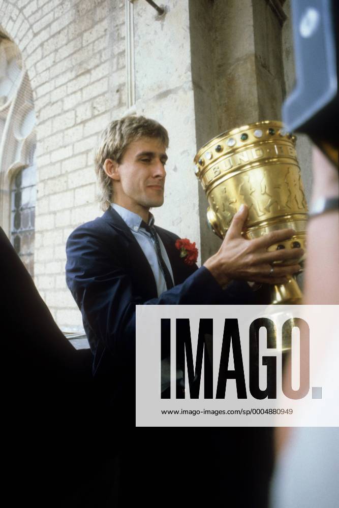 Pierre Littbarski mit der Trophäe, der 1. FC Köln ist DFB Pokalsieger ...