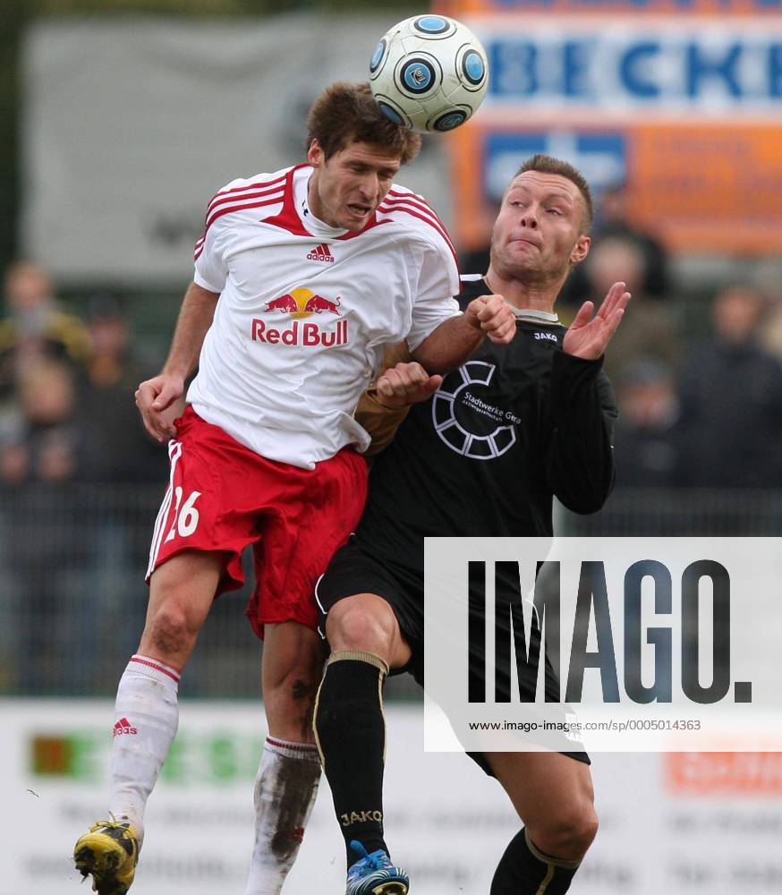 Patrick Bick (li., RB Leipzig) gegen Danny Moses (re., Gera) o0 SSV Markranstädt, RB; RasenBall