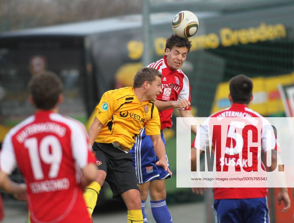 Christian Hain (SpVgg Unterhaching (Haching, rot) ) gegen Robert Koch (SG SG Dynamo Dresden