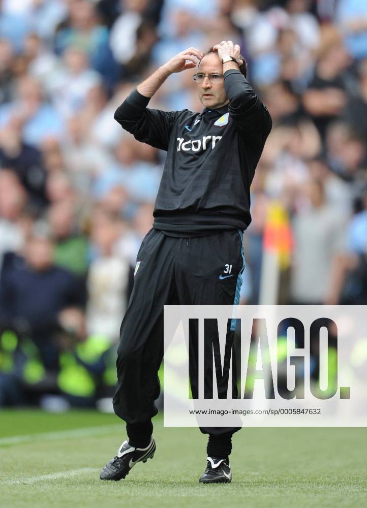 MANCHESTER CITY (blue) vs. ASTON VILLA (white) 01.05.10: Martin O Neill ...