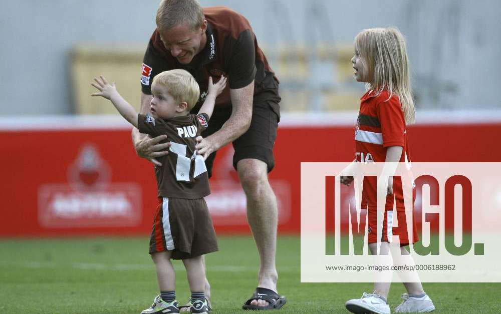 Timo SCHULTZ ( FC St. Pauli ) mit Sohn PAUL und Tochter HANNAH o0 Kind ...