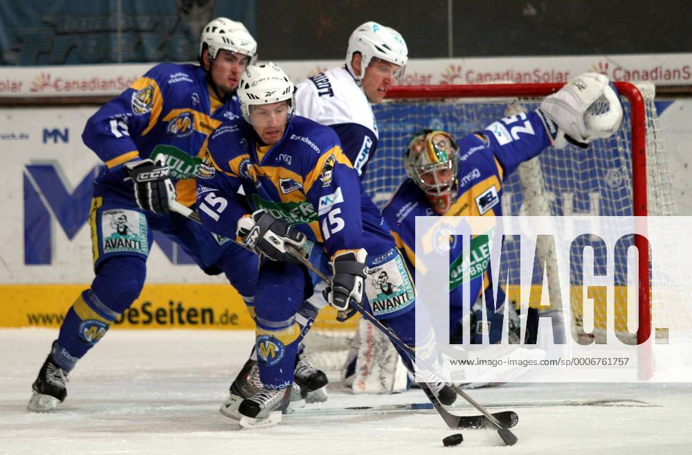 Dylan Gyori (am Puck), Patrik Vogl (li.) und Sebastian Elwing (EHC