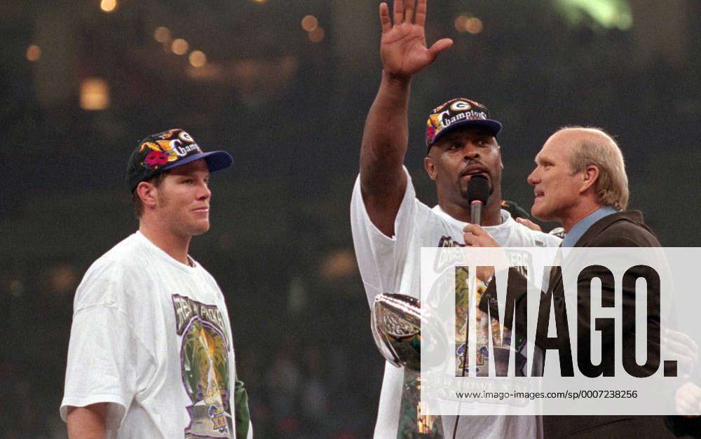 NFL FILE: Brett Favre l. and Reggie White c. of the Super Bowl XXXI  Champion Green Bay Packers and P