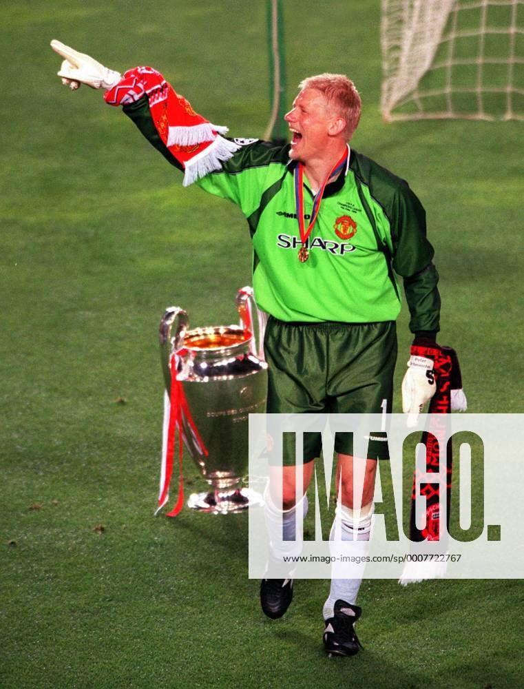 Peter Schmeichel (Manchester) Celebrates after winning the Champions