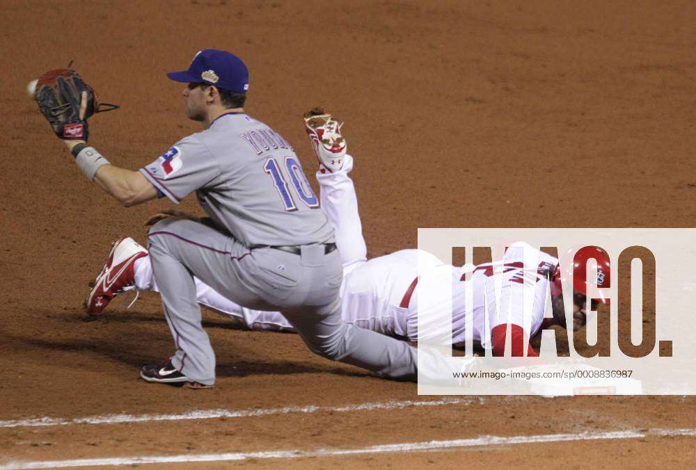 St. Louis Cardinals Lance Berkman tages back at first against