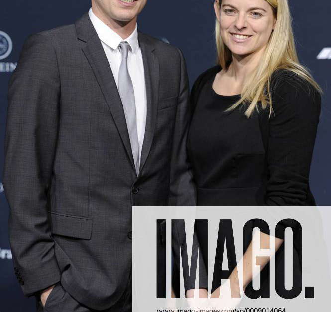Die schwangere Nia KÜNZER (GER) mit Freund Felix GROH - Laureus Medien Preis 2011,Blauer Teppich.14