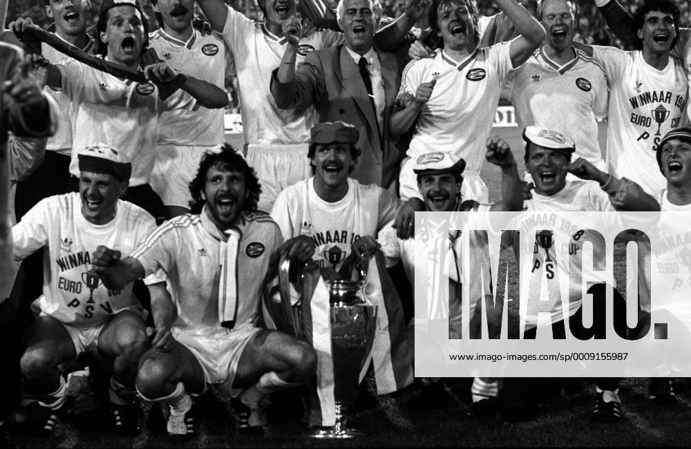 Der PSV Eindhoven ist Europapokalsieger der Landesmeister 1988, vorne v.li. Edward Linskens, Erik Der PSV Eindhoven ist Europapokalsieger der Landesmeister 1988, vorne v.li. Edward Linskens, Erik