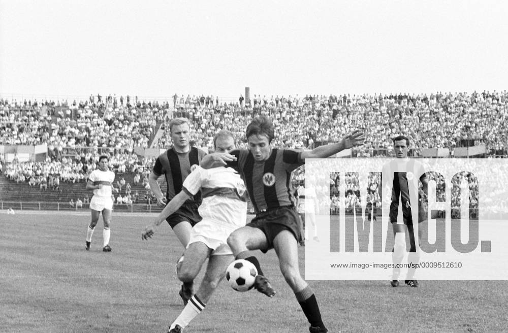 VfB Stuttgart Eintracht Frankfurt 40 Jürgen Friedrich (Frankfurt, re.) gegen Horst Köppel (St VfB Stuttgart Eintracht Frankfurt 40 Jürgen Friedrich (Frankfurt, re.) gegen Horst Köppel (St