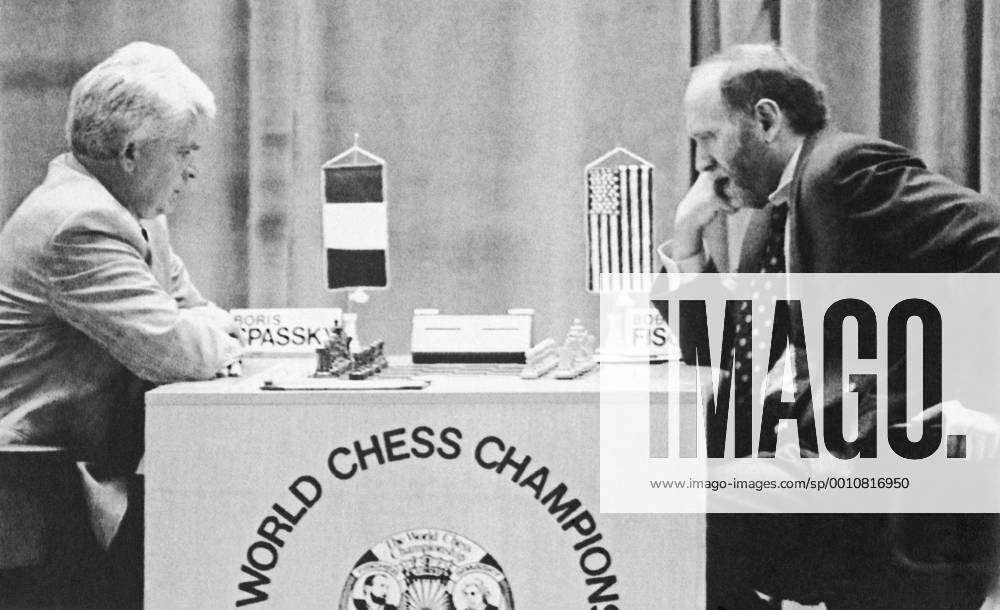 Soviet chess grandmaster Boris Spassky against Bobby Fischer (USA) Y