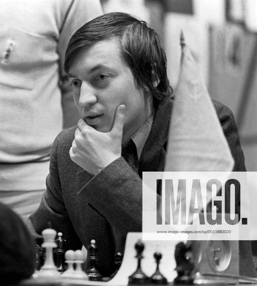 World champion Anatoly Karpov during simultaneous exhibition against young  chess players Stock Photo - Alamy