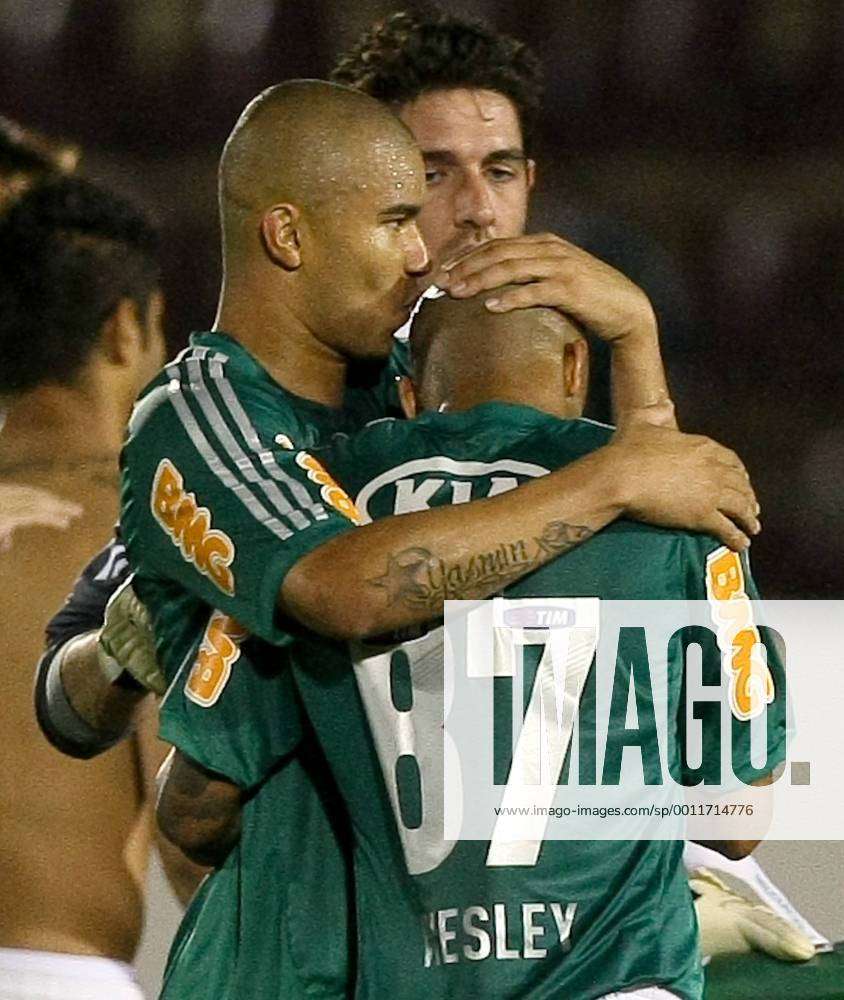 O jogador Mauricio Ramos da S.E. Palmeiras cumprimenta o jogador Wesley em  jogo contra a equipe