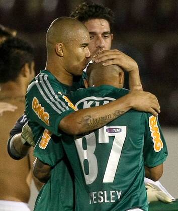 O jogador Mauricio Ramos da S.E. Palmeiras cumprimenta o jogador Wesley em  jogo contra a equipe