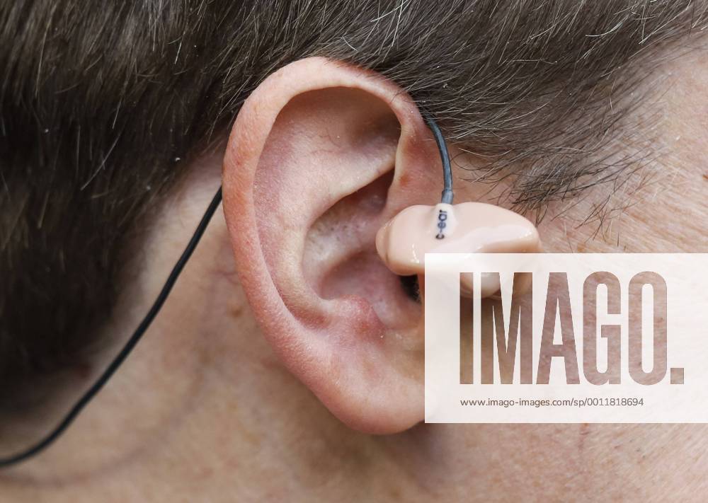 Symbolbild und Illustration Öhrhörer mit Mikrofon, OhrHeadset, Ohrmikrofon, Öhrstöpsel, Knopf im