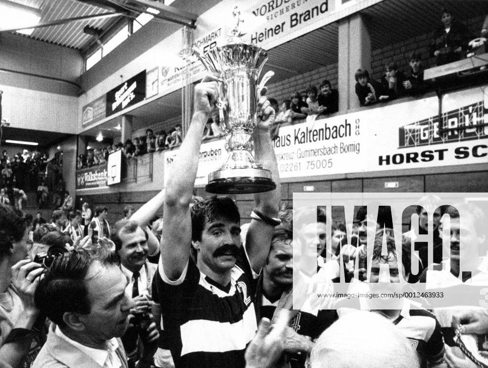Der VfL Gummersbach ist DHB Pokal Sieger 1982, Heiner Brand präsentiert den