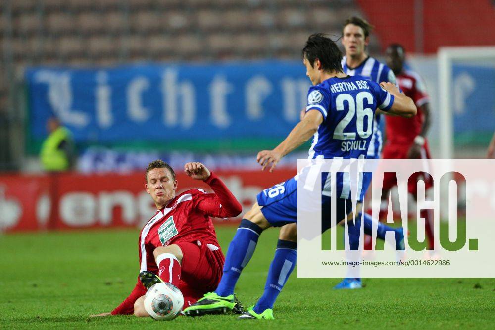 Marcel Gaus (1.FC Kaiserslautern) im Zweikampf mit Nico Schulz (Hertha ...