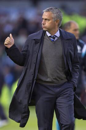 Mourinho Thumbs Up photos | IMAGO