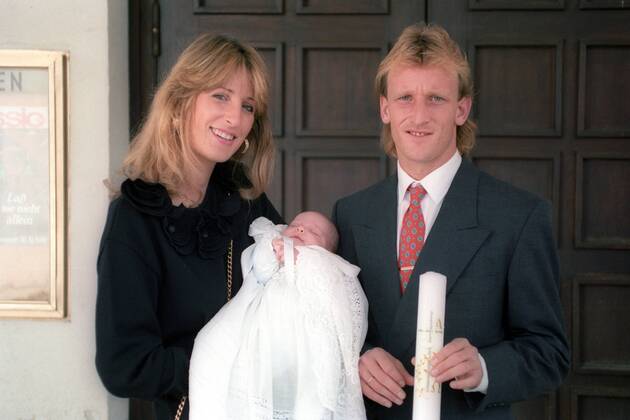 Andreas Brehme (1. FC Kaiserslautern) mit seiner Frau Pilar und Sohn  Ricardo nach der Taufe von