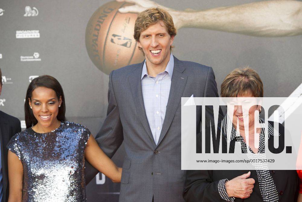 Dirk Nowitzki Deutschland Basketballspieler Mit Ehefrau Jessica Links Und Seiner Mutter Helga