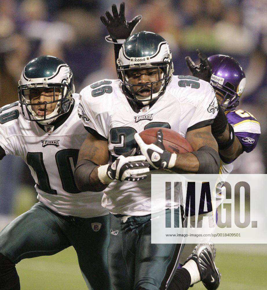 September 13, 2009: Philadelphia Eagles running back Brian Westbrook #36  turns the corner for a first down against the Panthers. The Philadelphia  Eagles defeated the Carolina Panthers 38-10 at Bank of America