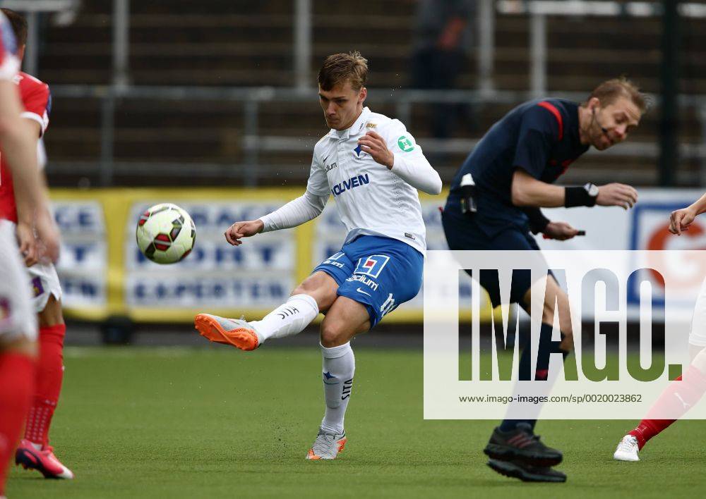 NorrköPing, SVERIGE - 150530 Norrköpings Linus Wahlqvist och domare ...