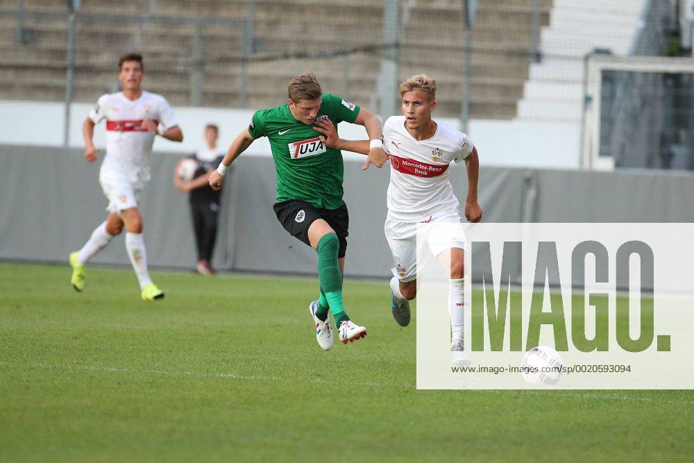 Stuttgart Mart Ristl (VfB Stuttgart II) rechts gegen Marcus Piossek (SC ...