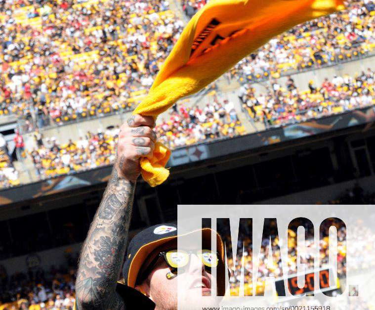 Rapper Mac Miller waves a Terrible Towel fom the sideline during  Fotografía de noticias - Getty Images