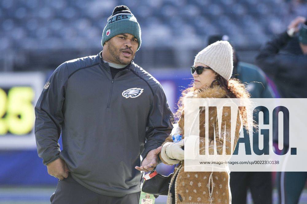 East Rutherford, New Jersey, USA. 3rd Jan, 2016. Philadelphia Eagles Duce  Staley talks with minority owner Christina Weiss Lurie prior to the NFL  game between the Philadelphia Eagles and the New York