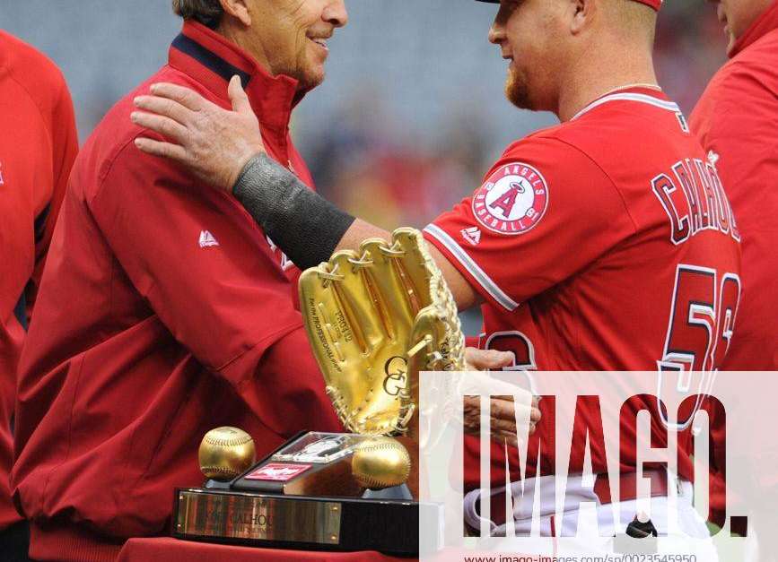Photo: Los Angeles Angels' Kole Calhoun is congratulated by the owner of  the team Arte Moreno for winning the American League Gold Glove Award -  LAP20160409504 