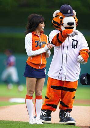May 17, 2016: Detroit Tiger Energy Squad member Chelsea Estes and Paws  during MLB Baseball Herren