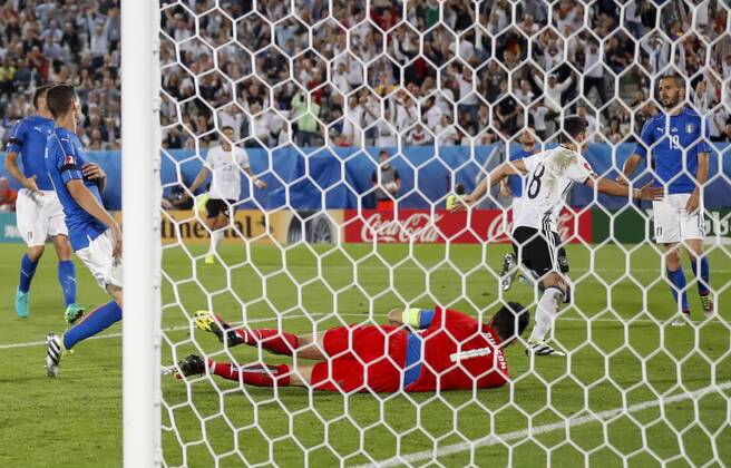 Tor Sp Mesut OEZIL, DFB 10 Torjubel, Jubel nach dem Tor zum 1-0 mit Thomas ...