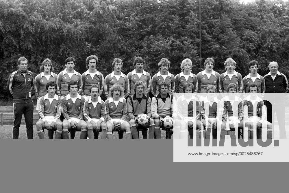 Kader Karlsruher SC 1978 1979, hi.v.li.: Trainer Manfred Krafft ...