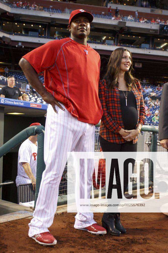 September 21, 2016: Philadelphia Phillies first baseman Ryan Howard (6)  looks on with his wife
