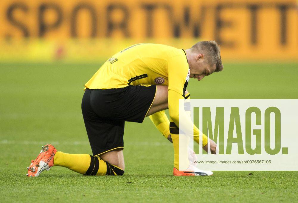 Marco REUS DO bindet sich die Schuhe Fussballschuhe Puma Fussball 1. Bundesliga 13. Spieltag