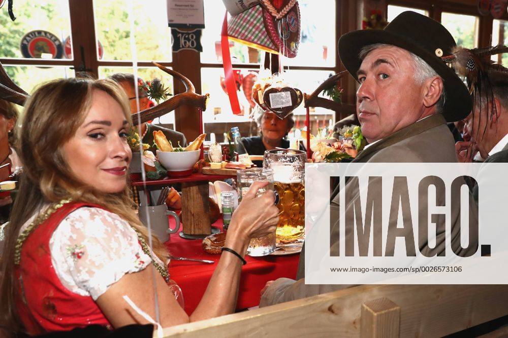 Carlo Ancelotti mit Frau Mariann Barrena McClay beim Oktoberfest Besuch