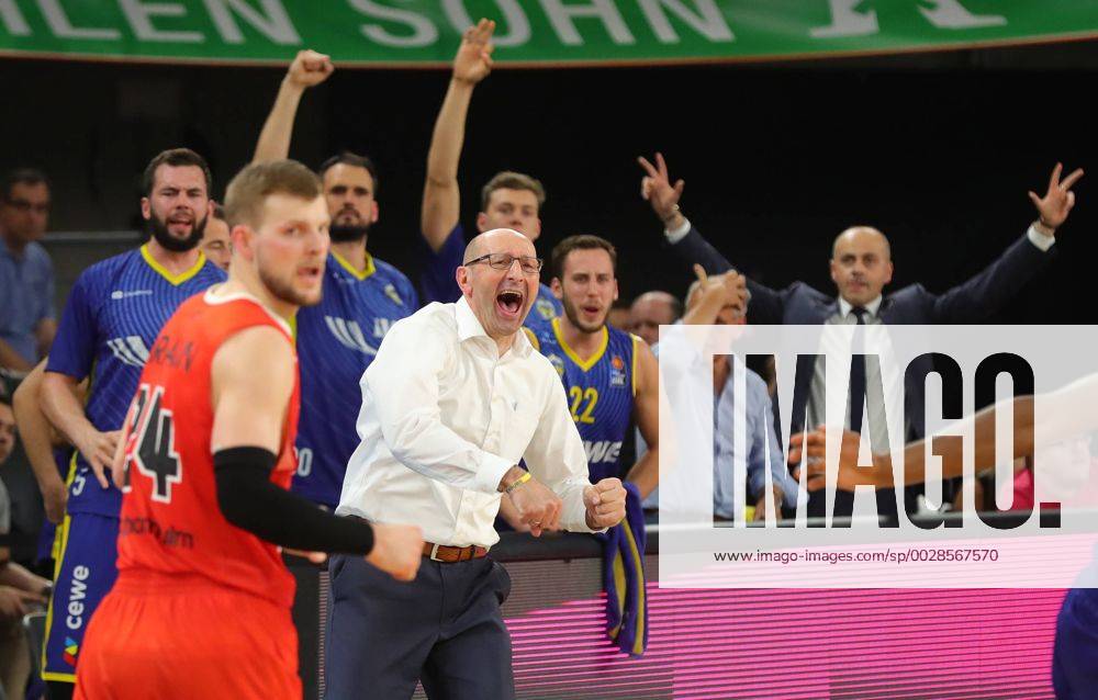 Trainer Mladen Drijencic (Oldenburg) jubelt ratiopharm Ulm vs. EWE