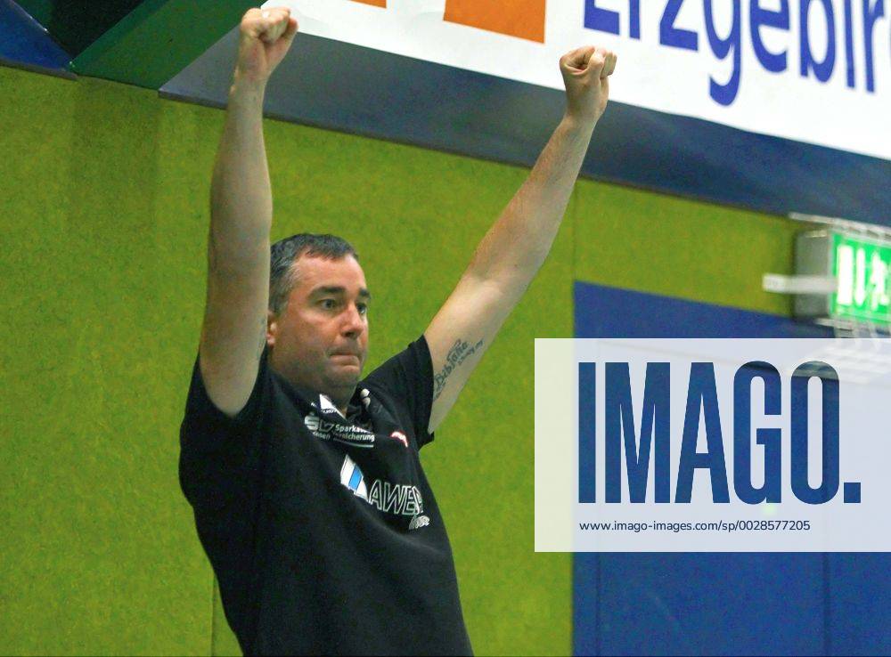 in-jubelpose-trainer-stephan-swat-aue-handball-2-liga-2016-17-ehv