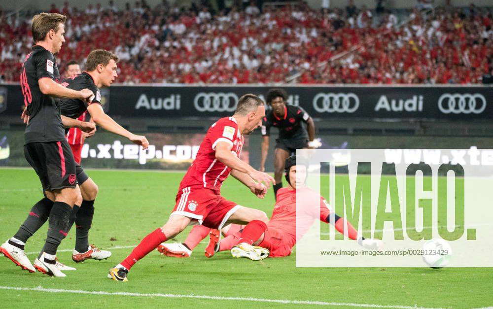 french-football-player-franck-ribery-center-of-bayern-munich-kicks