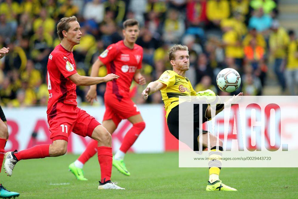 Tobias Bertsch ( 1.FC Rielasingen-Arlen ) Andre Schuerrle (Borussia ...